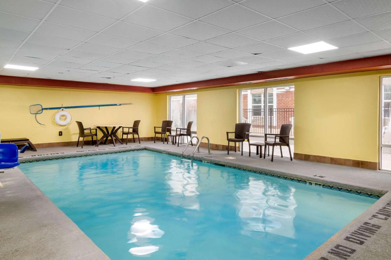 Heated swimming pool: Comfort Inn & Suites Macon North I-75