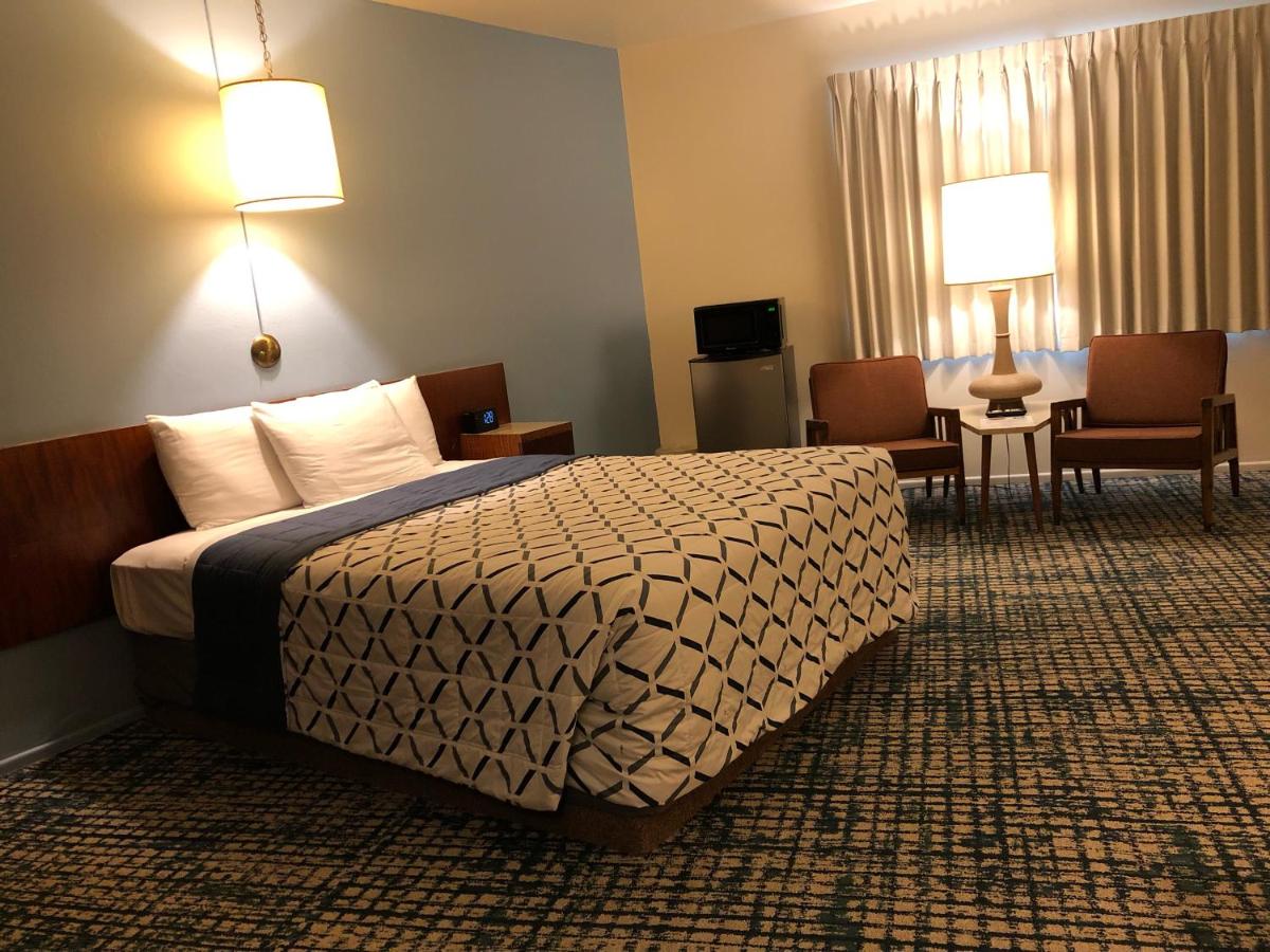Curly Redwood Lodge — photo 11
