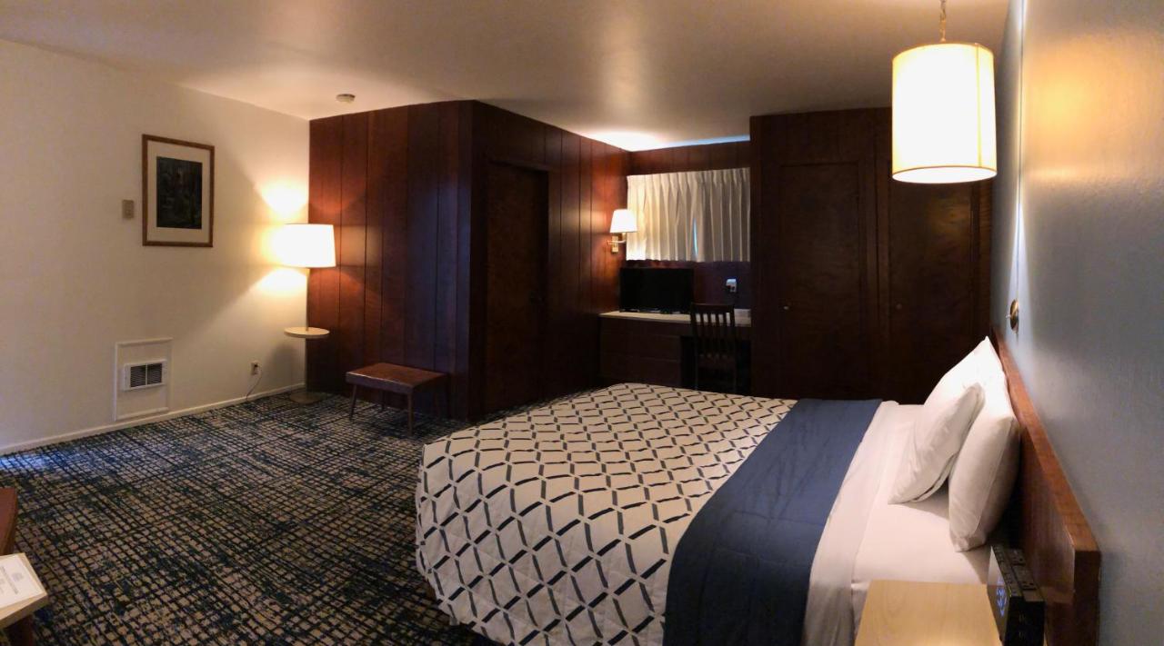 Curly Redwood Lodge — photo 15