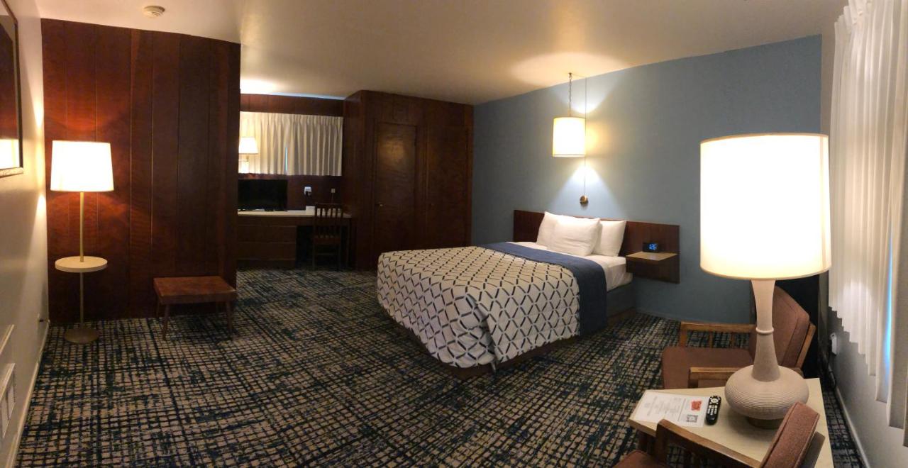 Curly Redwood Lodge — photo 13