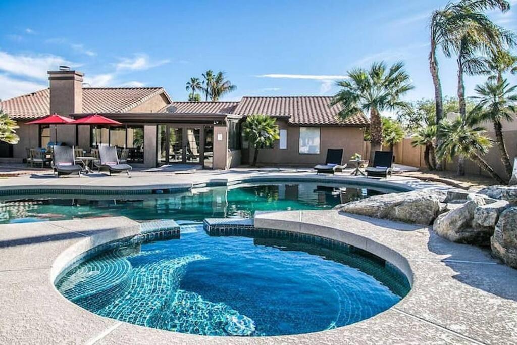 Heated swimming pool: Best Location in Scottsdale, 8 Bedroom House, Heated Pool, Spa, Game room, BBQ, Putting Green