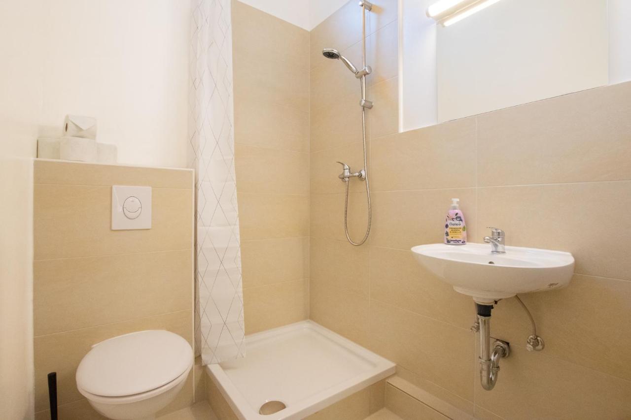 Tolstov Apartments - 1 or 3 Room Apartments - 20 Min Messe DUS and Old Town DUS