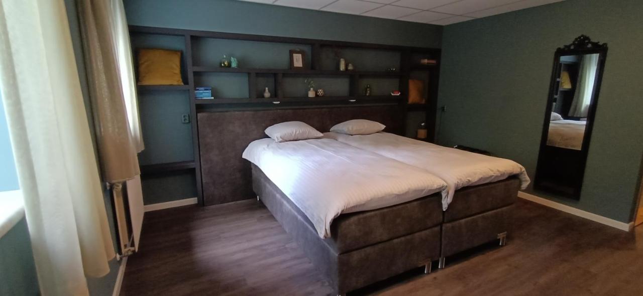 Een bed of bedden in een kamer bij Hotel Lemmenhof