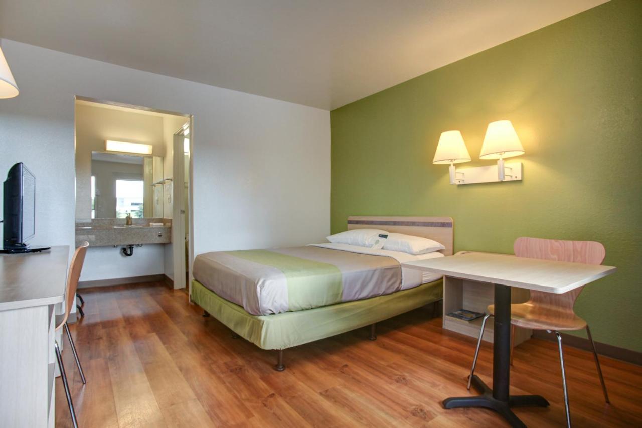 Image: Motel 6-Elkton, MD