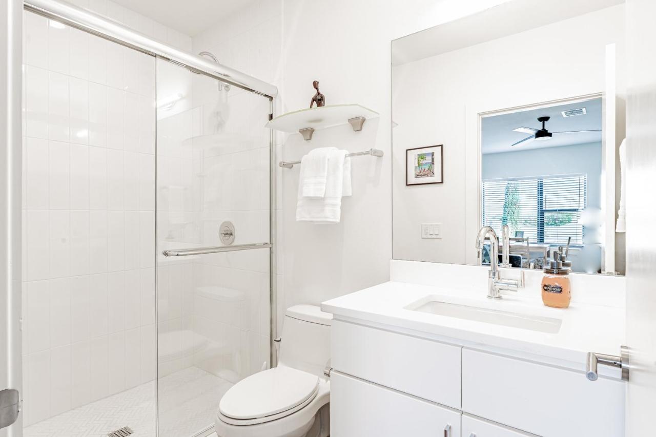 Luxe East Downtown 3BR Condo, Walk to Bars, Restaurants, Shops - 3