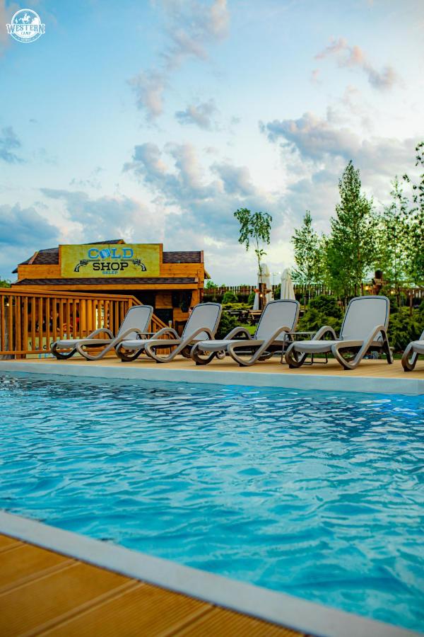 Heated swimming pool: Western Camp Resort