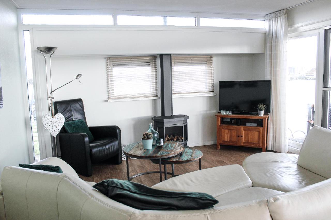Een TV en/of entertainmentcenter bij Luxe woonboot unieke locatie Friesland Âlde Feanen