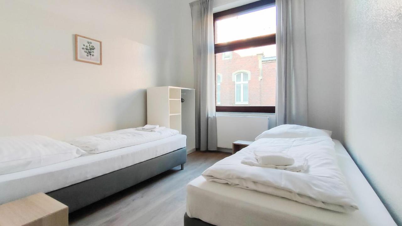 Tolstov Apartments - City Apartments with 2 , 3 and 6 Rooms - 15 Min to Messe DUS and Old Town DUS
