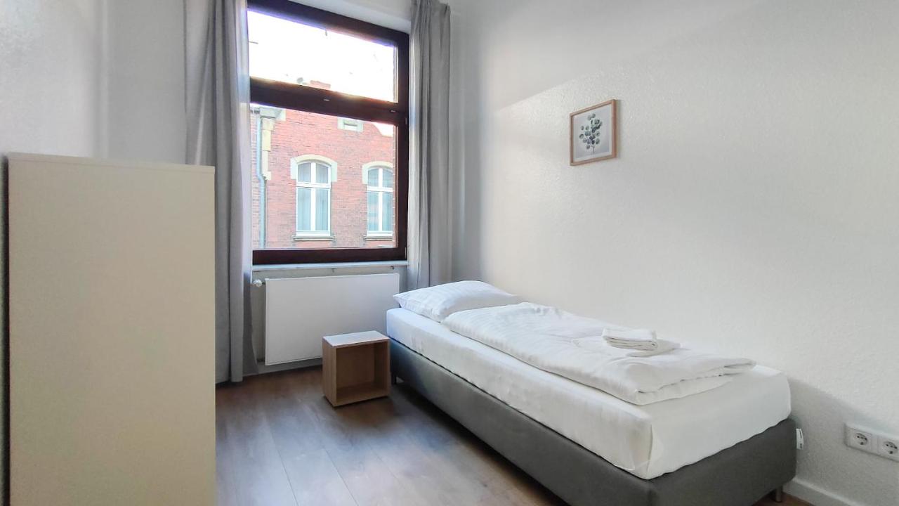 Tolstov Apartments - City Apartments with 2 , 3 and 6 Rooms - 15 Min to Messe DUS and Old Town DUS