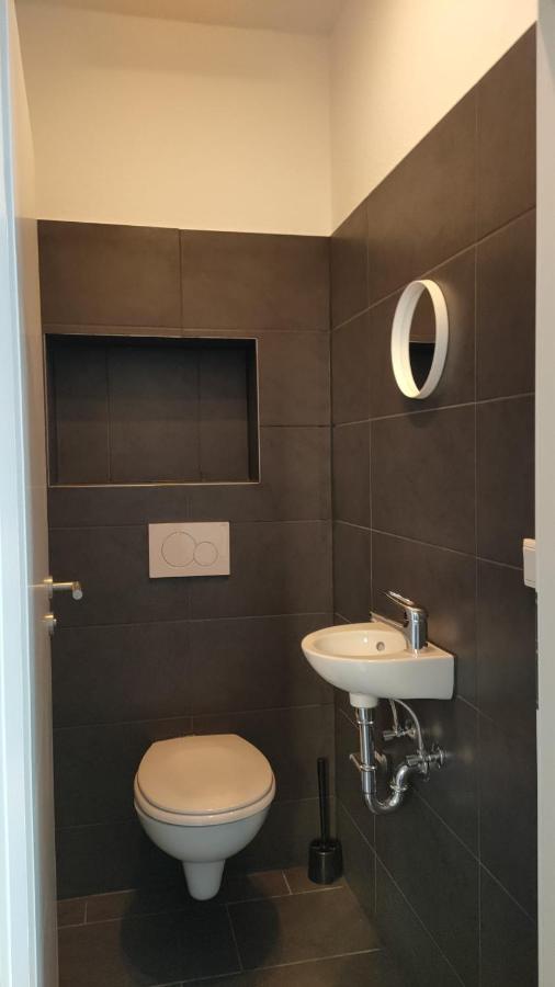 Tolstov Apartments - City Apartments with 2 , 3 and 6 Rooms - 15 Min to Messe DUS and Old Town DUS