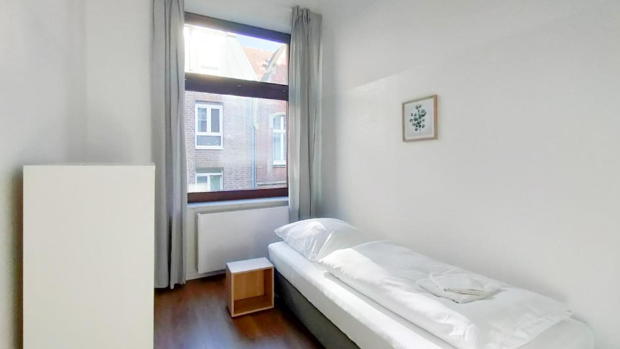 Tolstov Apartments - City Apartments with 2 , 3 and 6 Rooms - 15 Min to Messe DUS and Old Town DUS