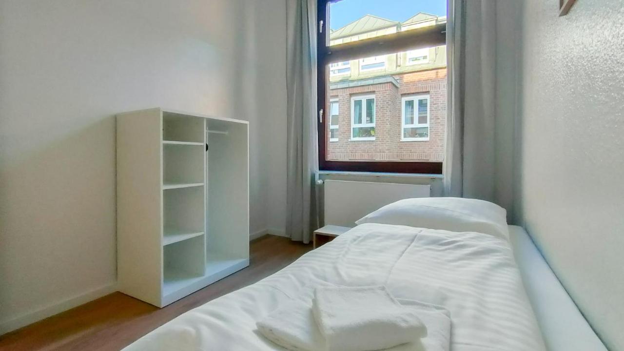 Tolstov Apartments - City Apartments with 2 , 3 and 6 Rooms - 15 Min to Messe DUS and Old Town DUS