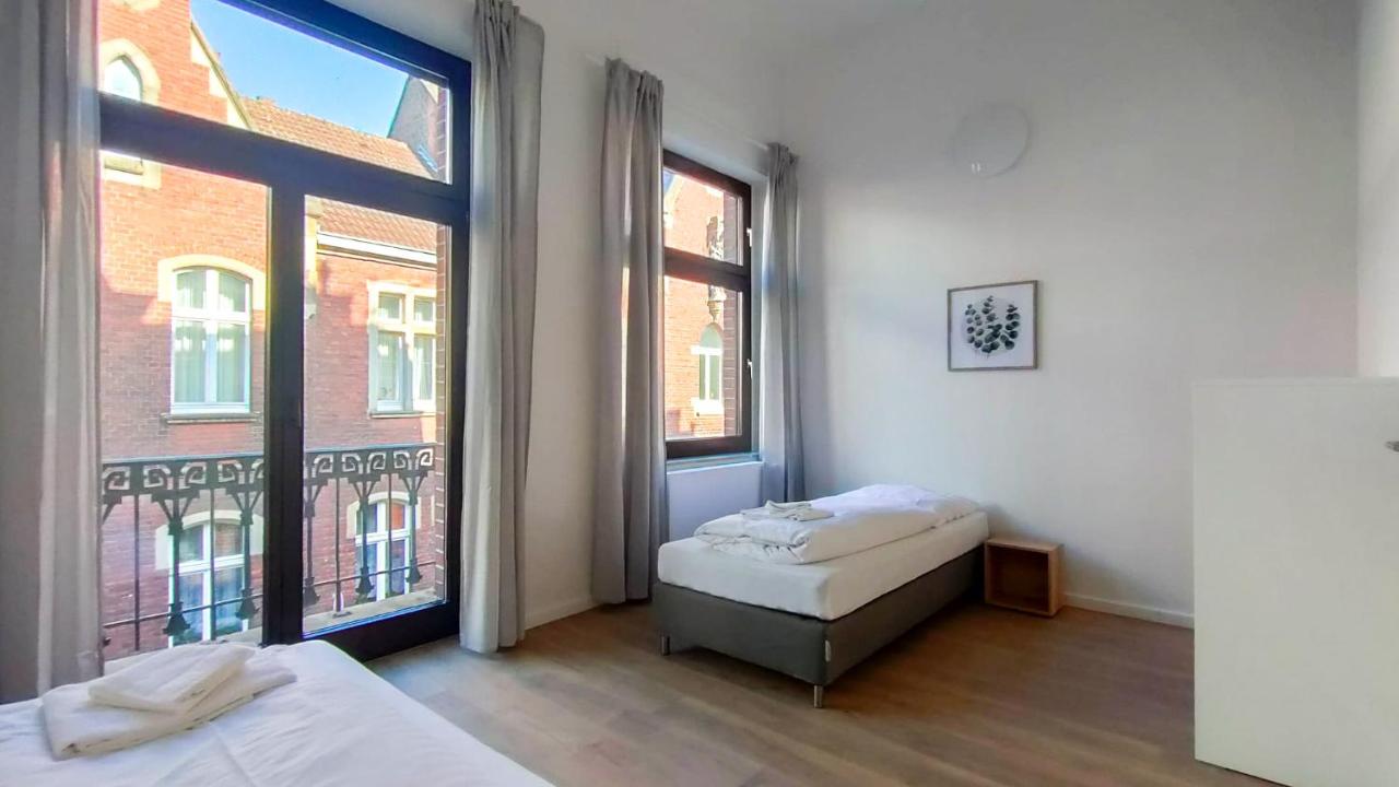 Tolstov Apartments - City Apartments with 2 , 3 and 6 Rooms - 15 Min to Messe DUS and Old Town DUS