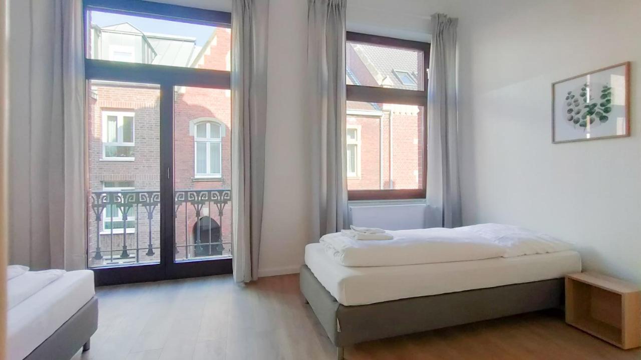 Tolstov Apartments - City Apartments with 2 , 3 and 6 Rooms - 15 Min to Messe DUS and Old Town DUS