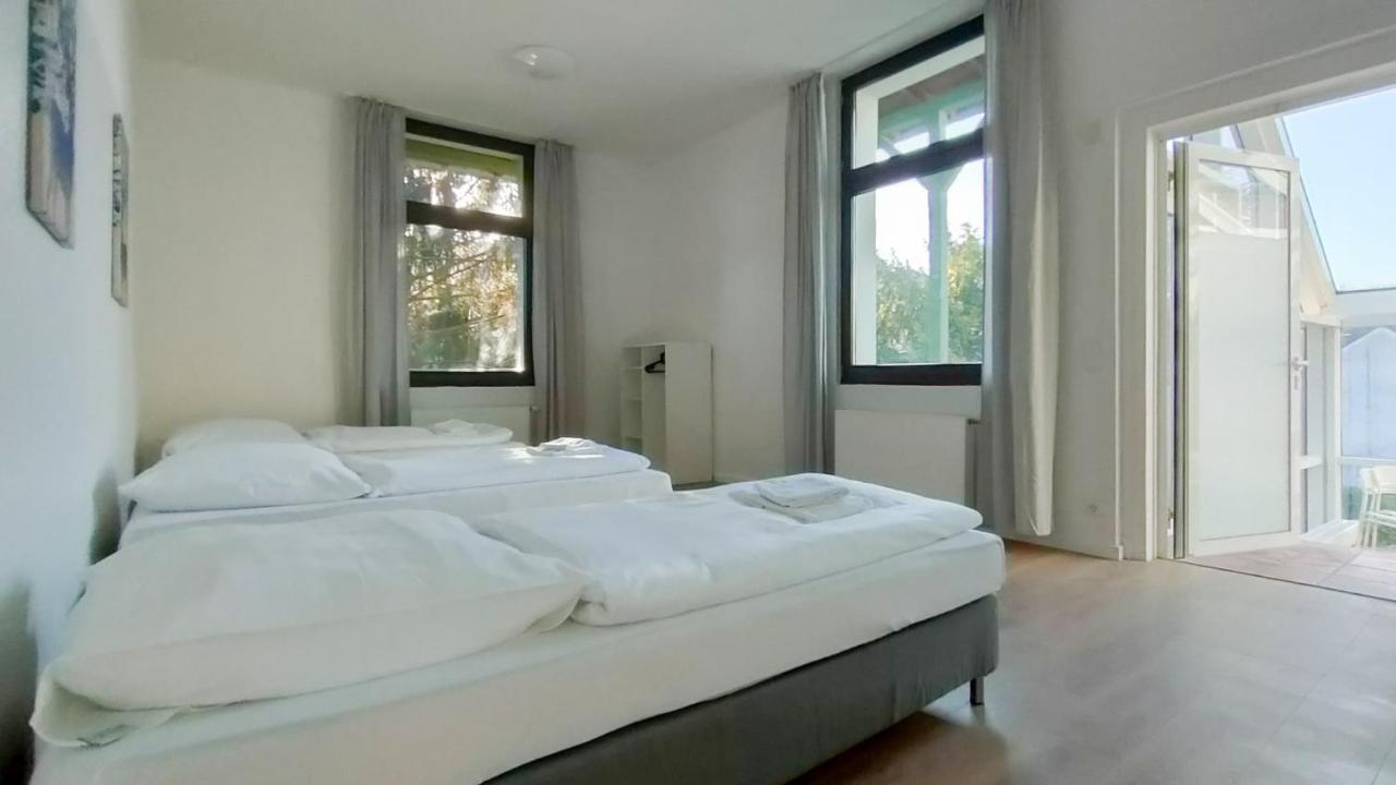 Tolstov Apartments - City Apartments with 2 , 3 and 6 Rooms - 15 Min to Messe DUS and Old Town DUS