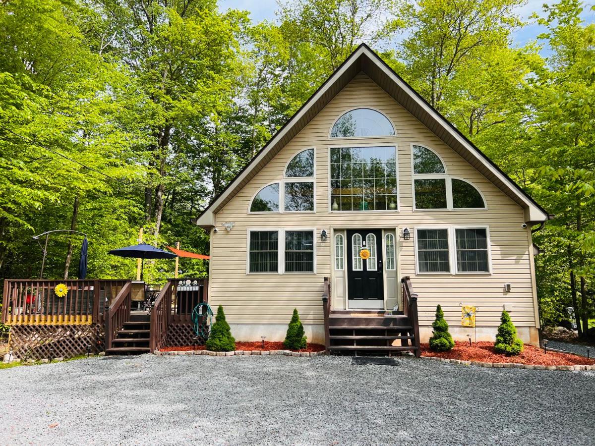 Nature Escape Resort With Large Private Hot Tub, Deck, BBQ Grills, at Arrowhead Lake with 3 Pools, 4 Beaches at the Lakes and MORE