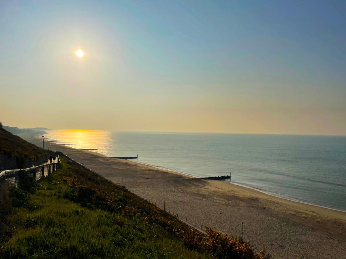 Beach: Private Two Bedroom Residence in Southbourne - Private Parking - Off the High Street - Minutes Away from the Beach