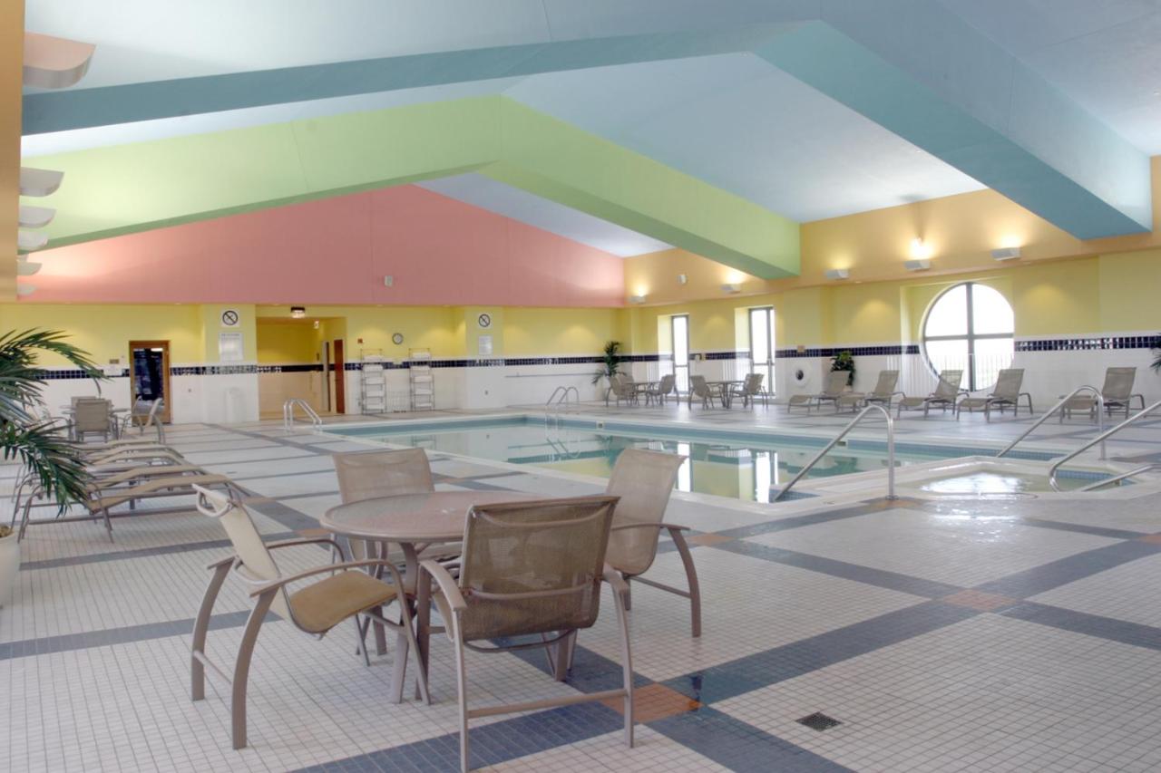Rooftop swimming pool: Holiday Inn Express & Suites Springfield, an IHG Hotel