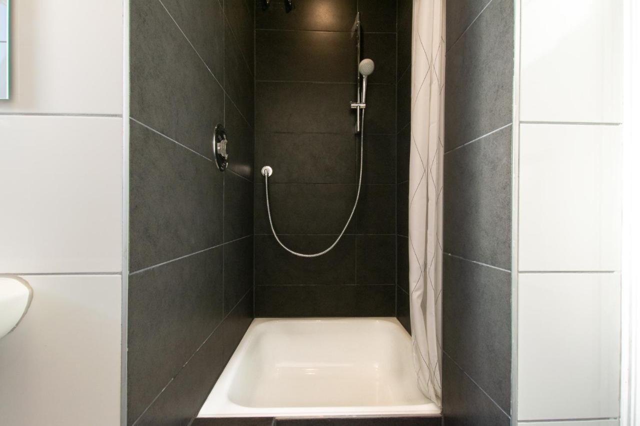 Tolstov Apartments - City Apartments with 2 , 3 and 6 Rooms - 15 Min to Messe DUS and Old Town DUS
