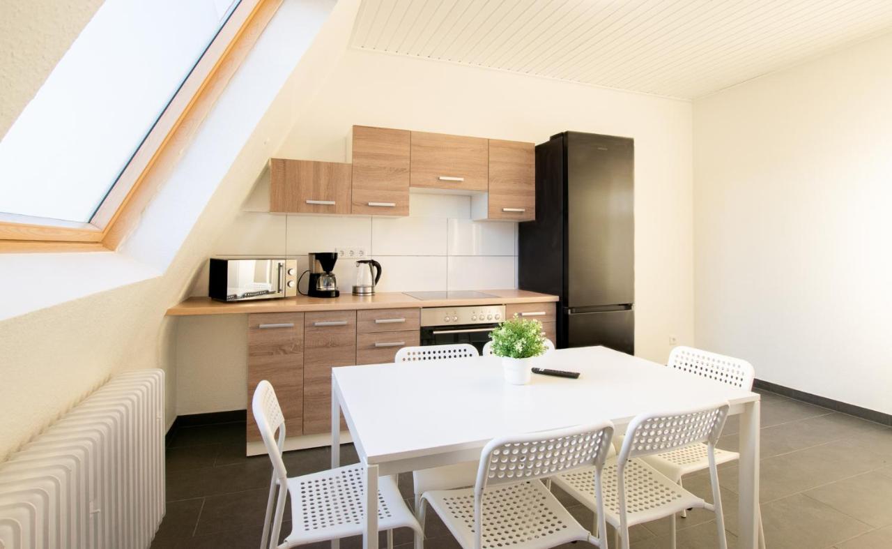 Tolstov Apartments - City Apartments with 2 , 3 and 6 Rooms - 15 Min to Messe DUS and Old Town DUS