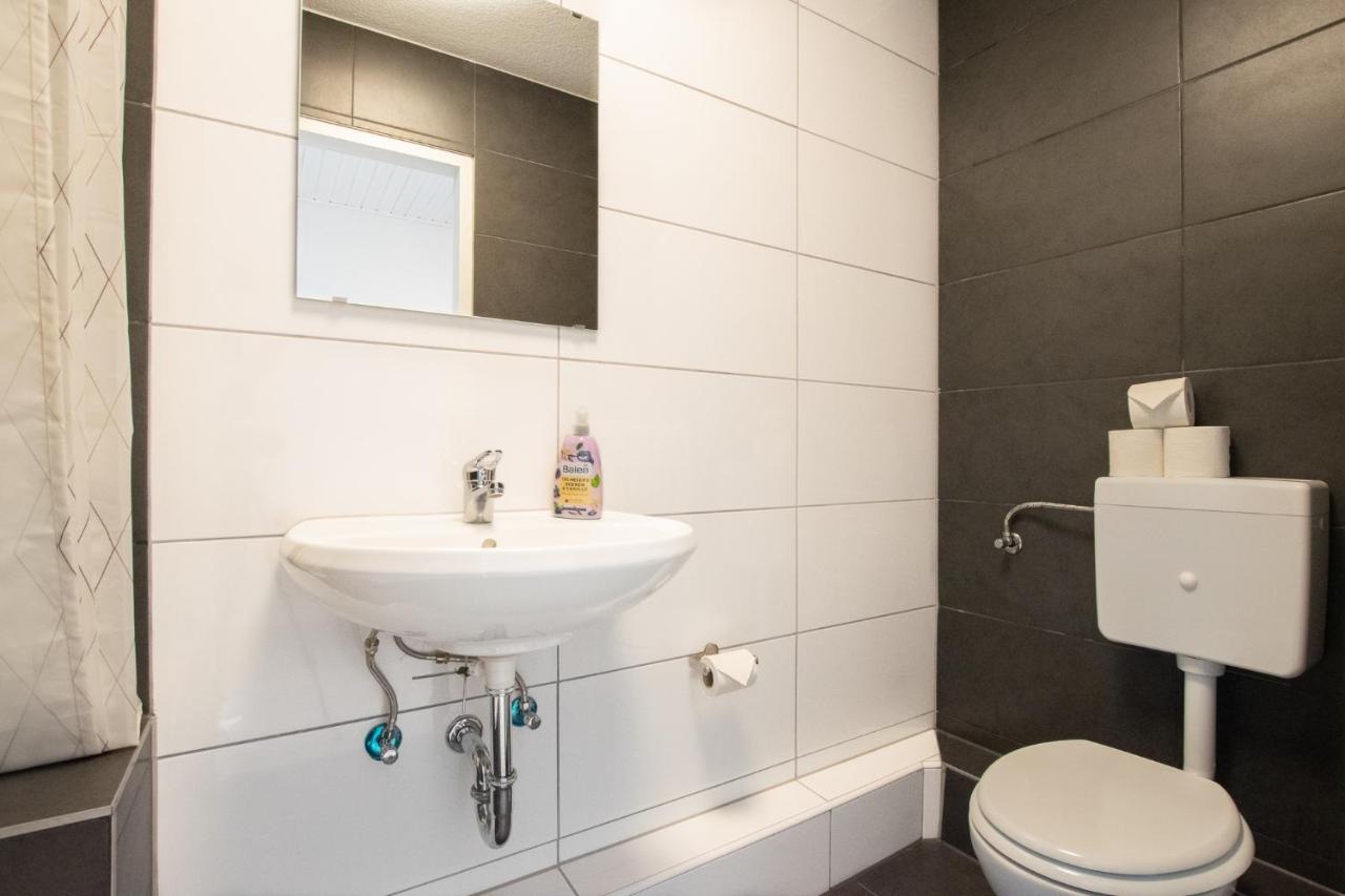 Tolstov Apartments - City Apartments with 2 , 3 and 6 Rooms - 15 Min to Messe DUS and Old Town DUS