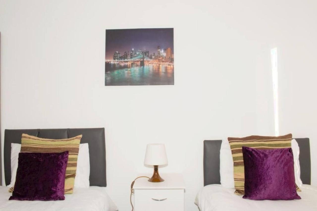 TMS Beautiful 2BR Apartment! Ensuite! Lakeside photo