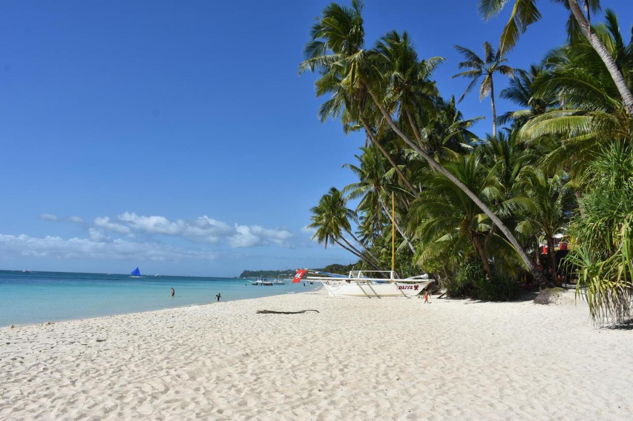 Beach: White Shamrock Beach Hotel