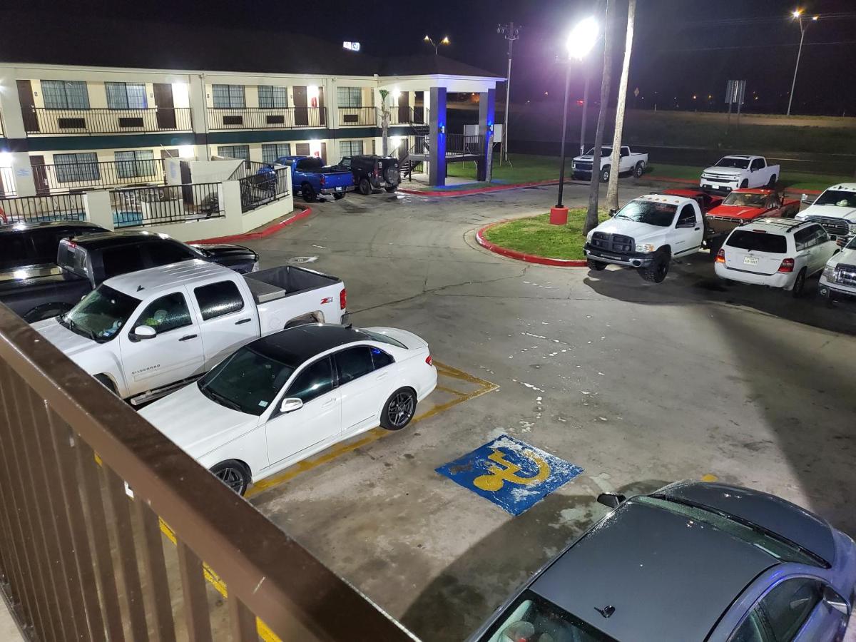 Deluxe Inn & Suites — photo 13