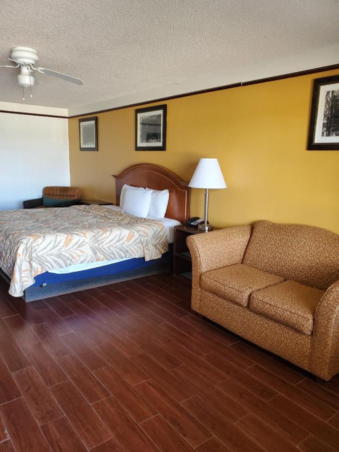 Deluxe Inn & Suites — photo 8