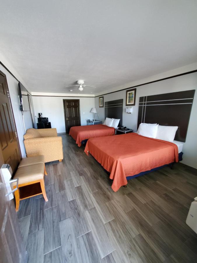 Deluxe Inn & Suites — photo 6
