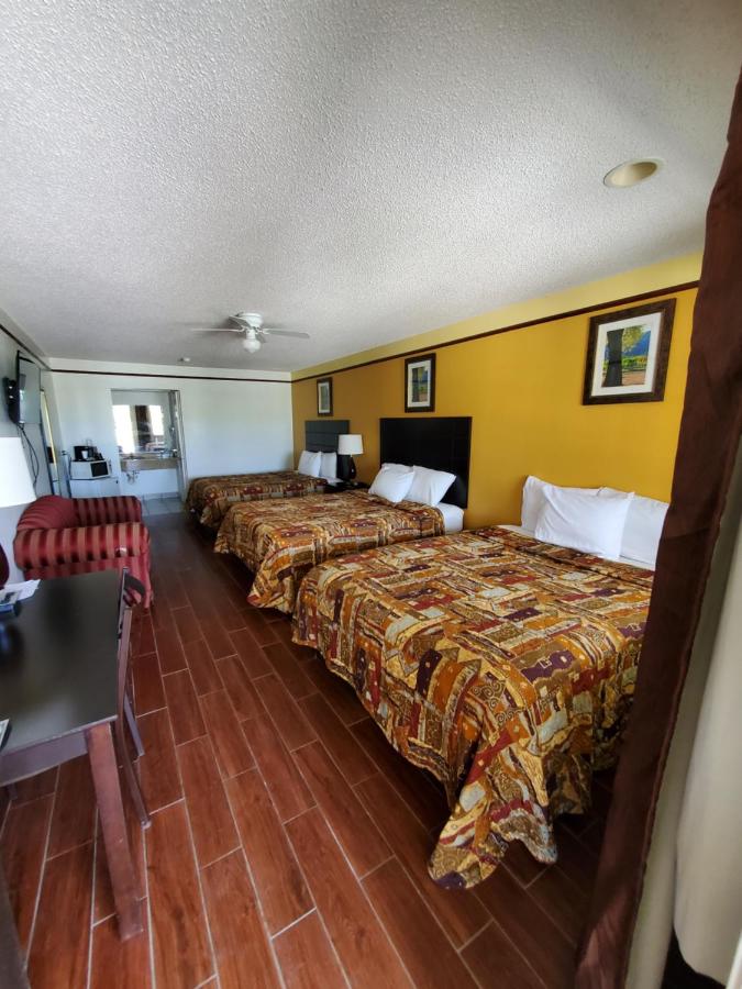 Deluxe Inn & Suites — photo 5