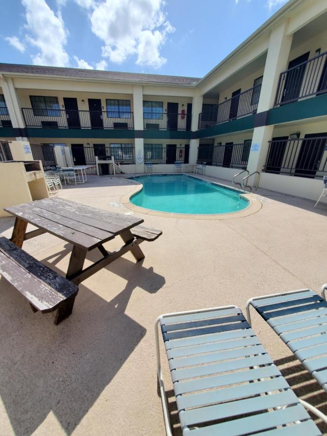 Deluxe Inn & Suites — photo 2