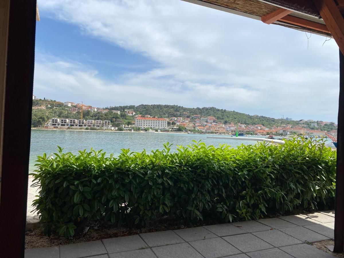 Hotel, plaża: Small private house with a terrace in Trogir