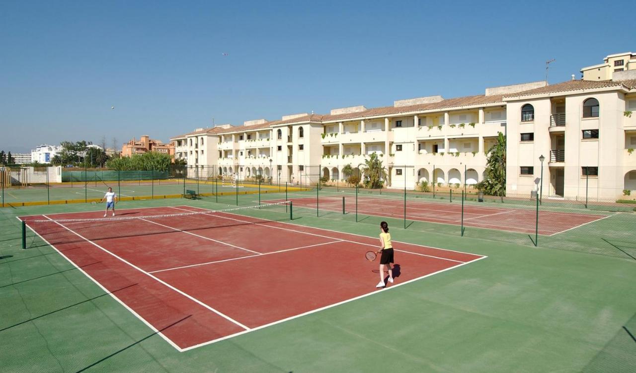 Tennis court: Hotel Puente Real