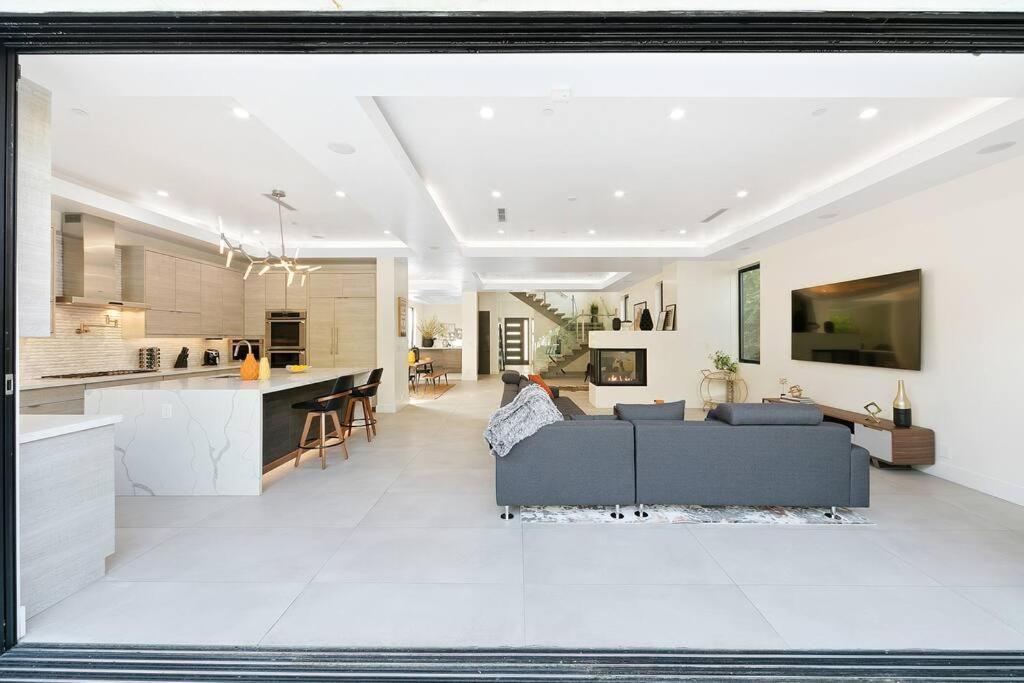 Beverly Hills LUX Villa w. Pool, Rooftop & Parking - 5