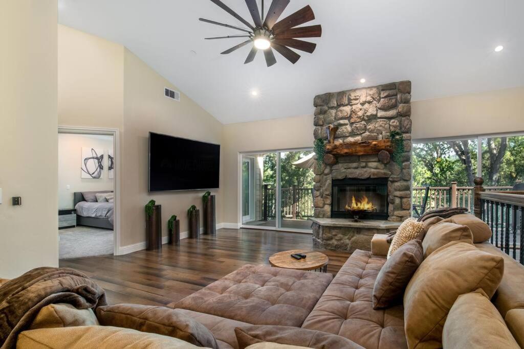 Brand New Luxury Lake House in Pine Mountain Lake, Groveland! Close to Yosemite! Perfect for all seasons! One minute from a sandy beach