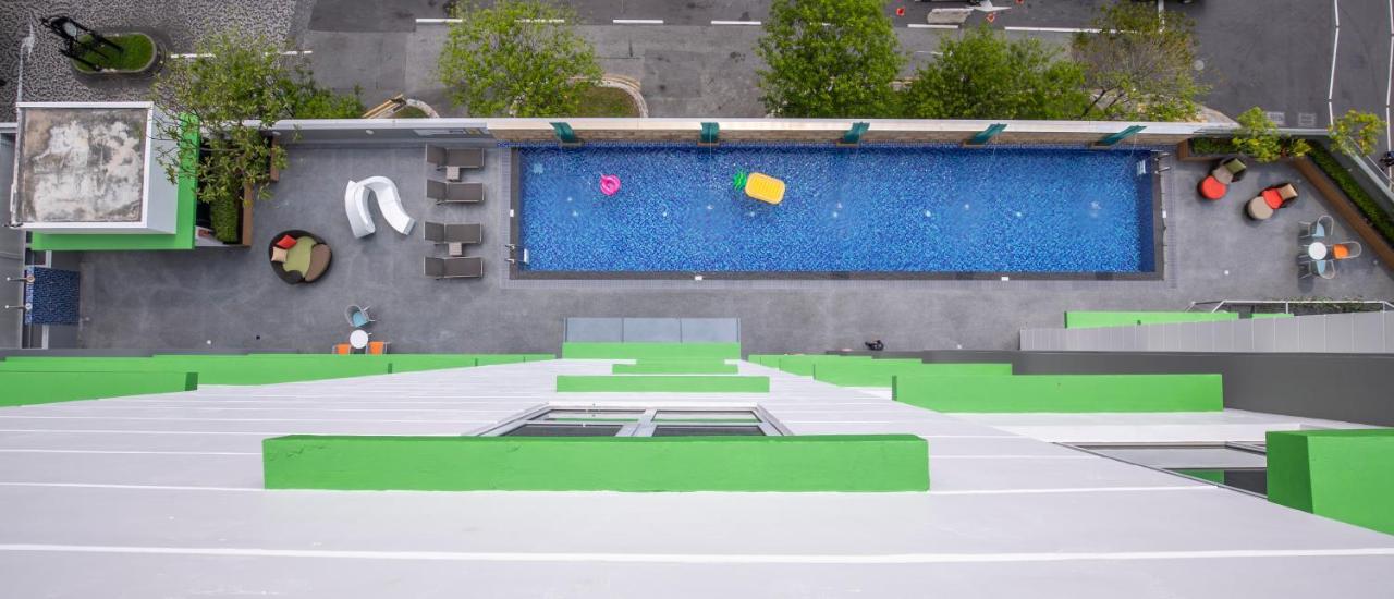 Rooftop swimming pool: ibis Styles Singapore Albert
