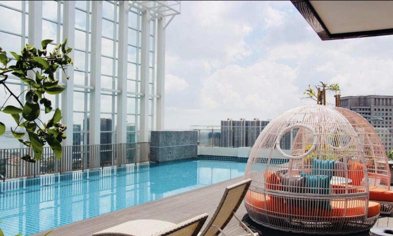 Rooftop swimming pool: Suasana Lifestyle Suites by Keystone
