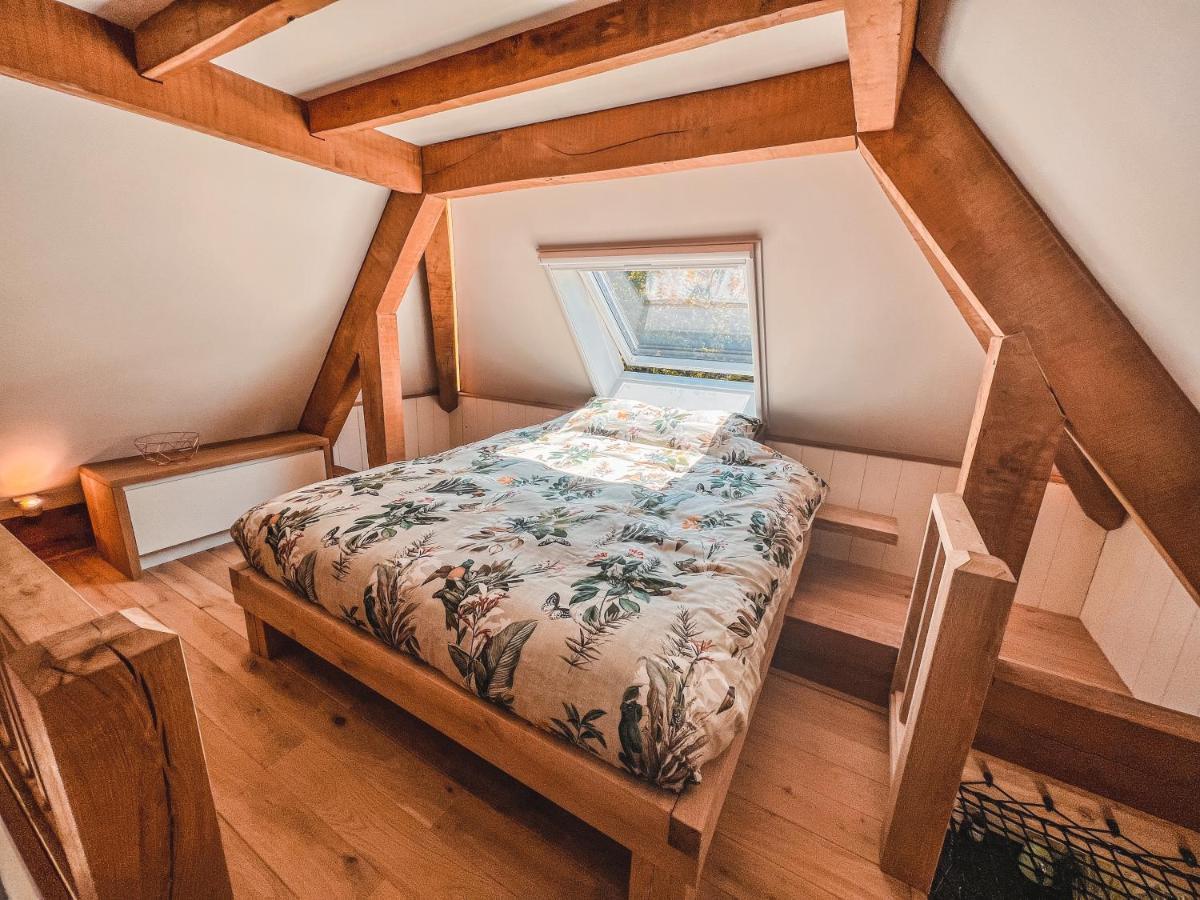 a bedroom with a bed and a window at Buitenliefde, romantisch verblijf voor 2 personen in Heiloo