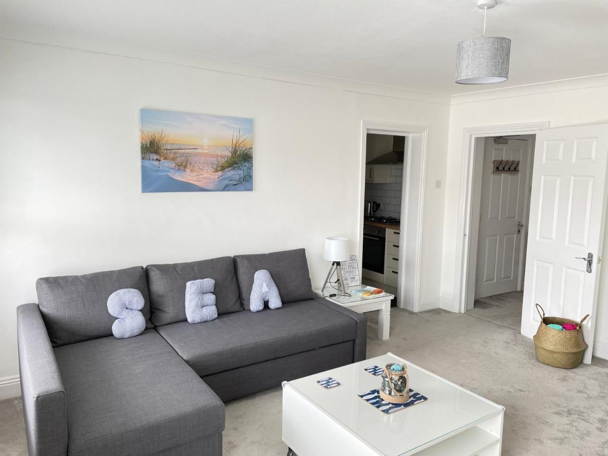 Light and airy 1 bedroom flat 700m from the Beach