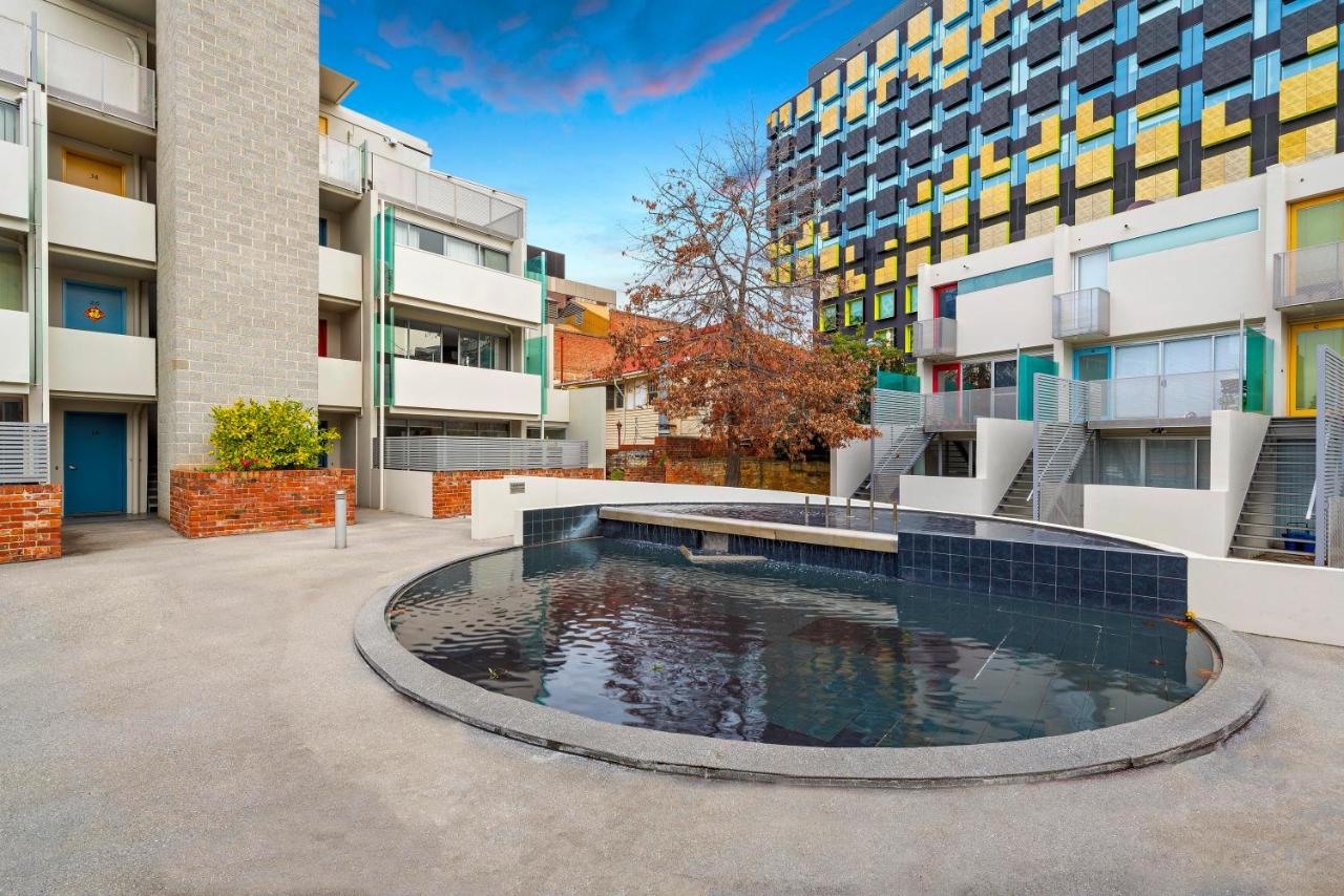 King Bed Living in Heart of the CBD, With Parking
