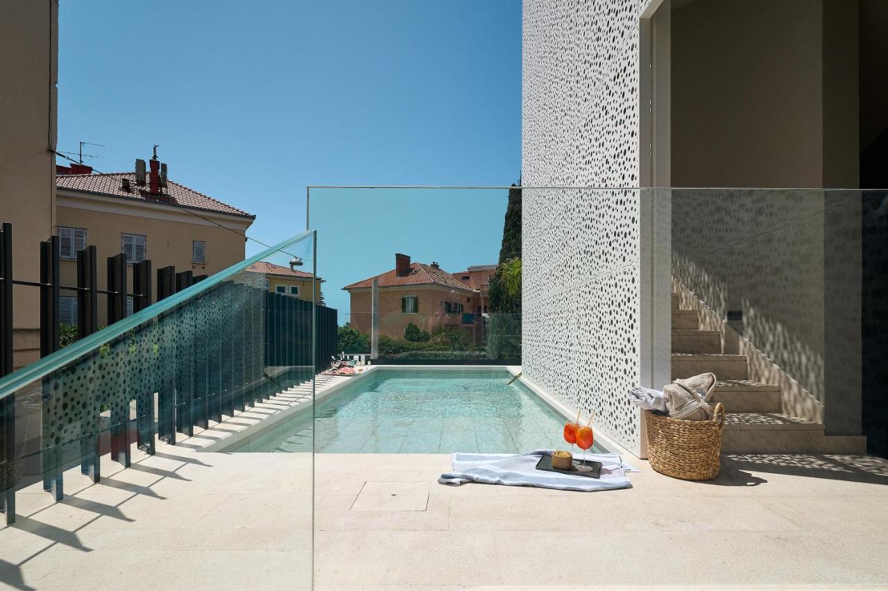 Heated swimming pool: Luxury Apartments Villa Mala Split