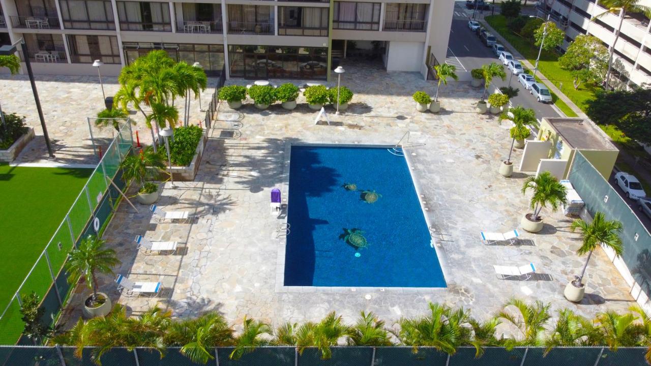 Heated swimming pool: 2 Bedroom on the 9th Floor with Diamond Head Views | 1 Block to Beach | Free Parking & WIFI