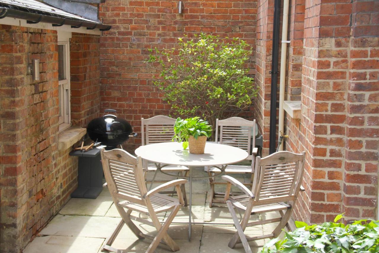 1BR Cotswold Characterful Victorian Flat in Cheltenham Sleeps 4 - FREE Parking, Private Courtyard, Mature Garden Access, A walk away to local shops and Montpellier