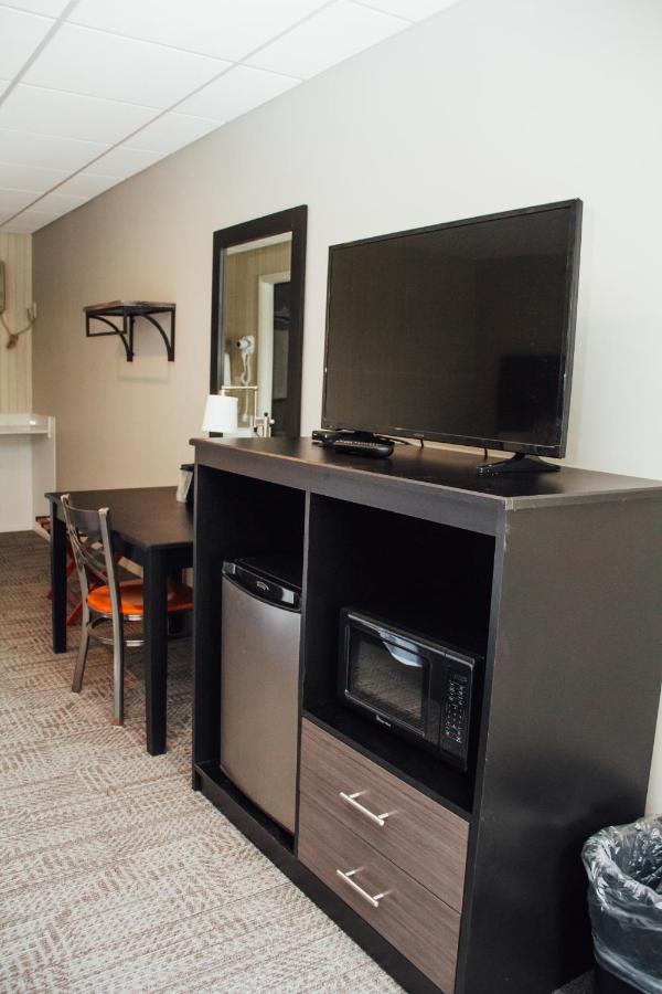 Country Squire Inn and Suites — photo 11