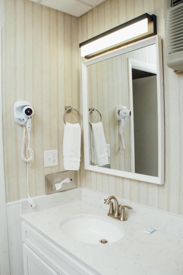 Country Squire Inn and Suites — photo 12
