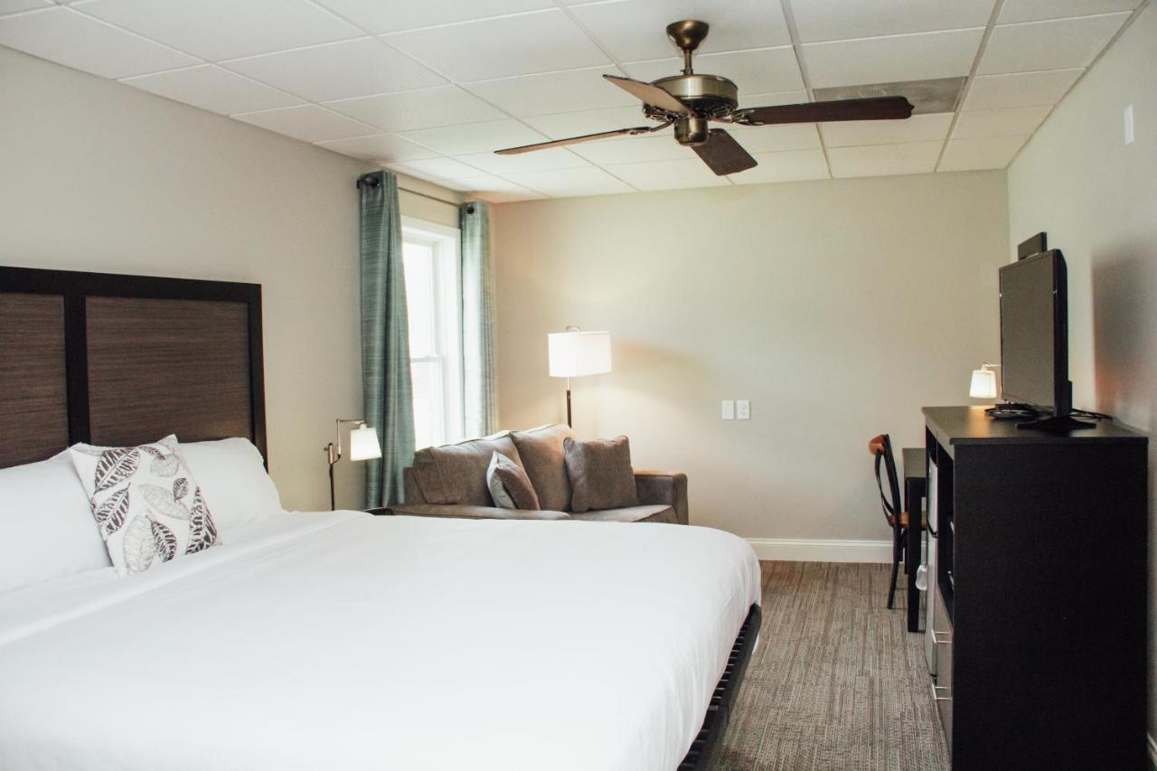 Country Squire Inn and Suites — photo 17