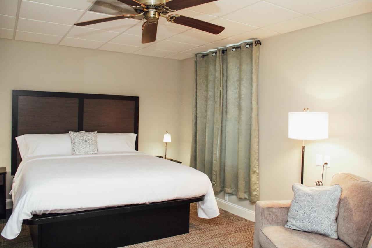 Country Squire Inn and Suites — photo 20