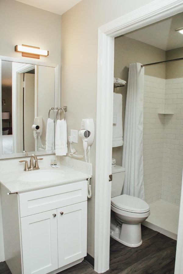 Country Squire Inn and Suites — photo 21