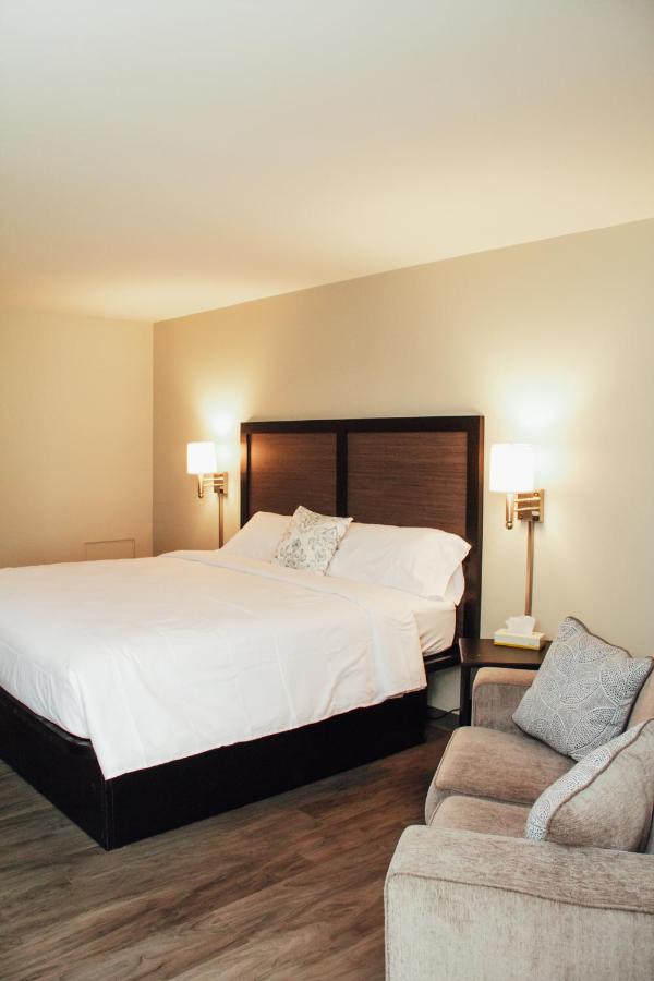 Country Squire Inn and Suites — photo 22